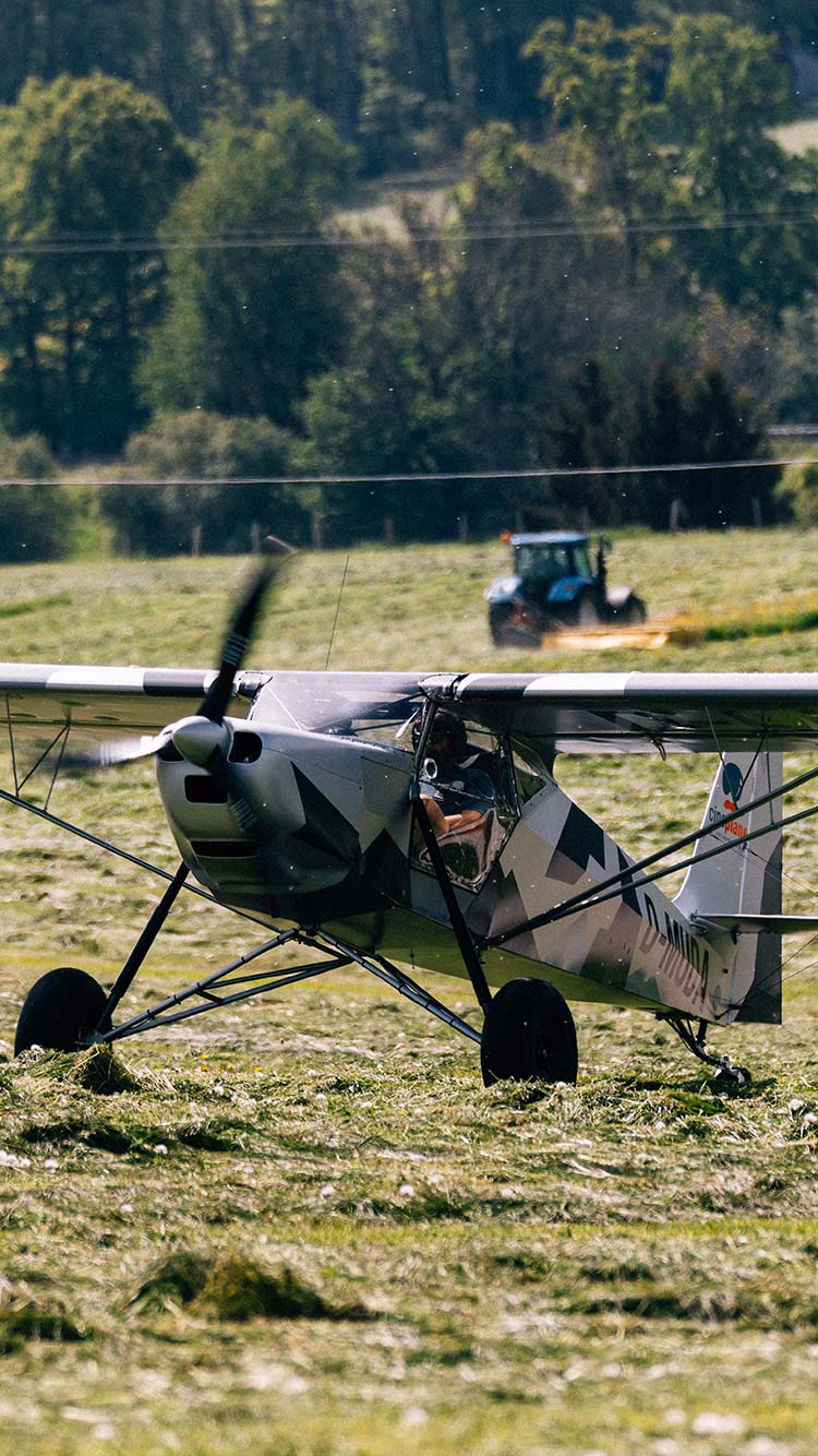 Cineplane auf frisch gemähter Wiese – Flexibler Filmflug ohne rechtliche Einschränkungen in sensiblen Gebieten.“