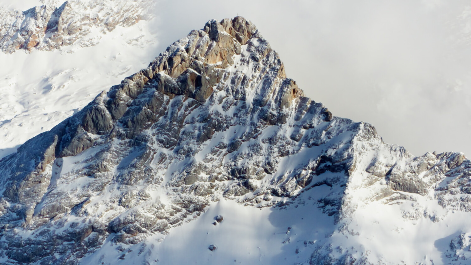 Teleaufnahme eines Berges im Steinernen Meer – Cineplane Filmflug und Luftaufnahmen für die ARD-Dokumentation der Bergwacht Ramsau.