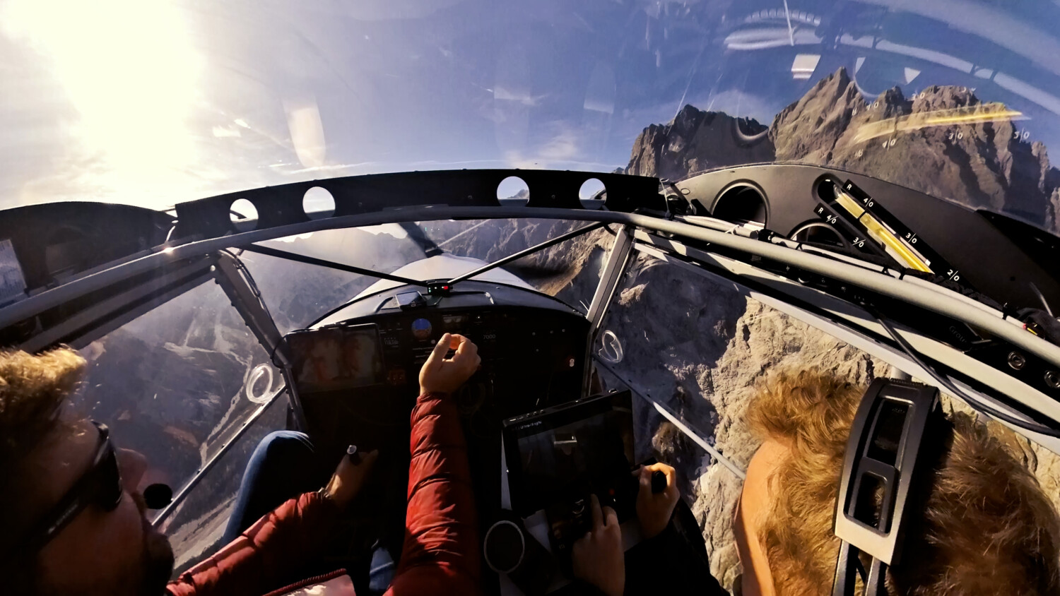 Cockpit-Ansicht mit Blick auf Watzmann und Hochkalter – Cineplane Filmflug für hochwertige Luftaufnahmen.