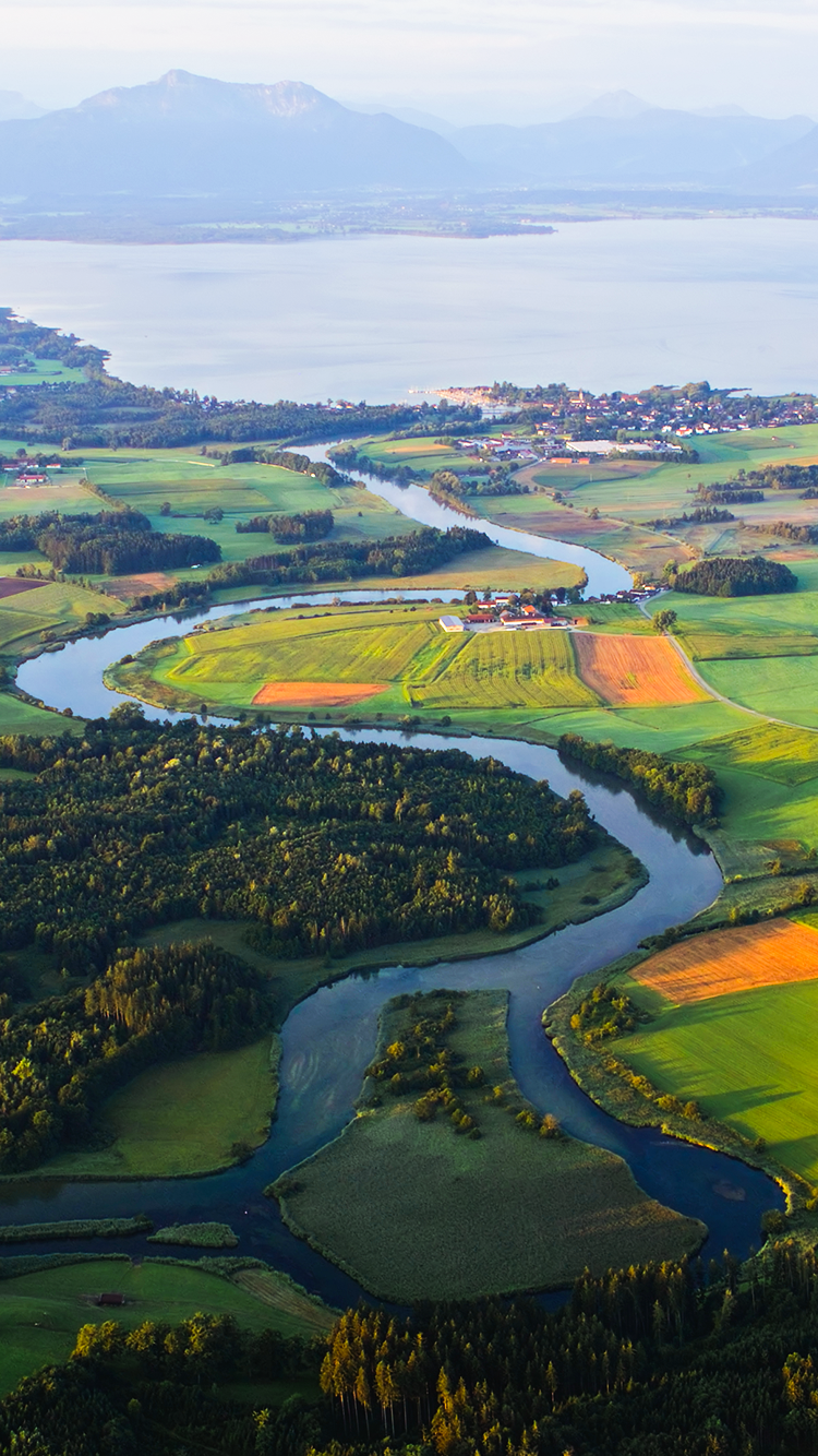 Cineplane im Flug bei Sonnenaufgang – Hochwertige Luftaufnahmen in Cinema-Qualität.