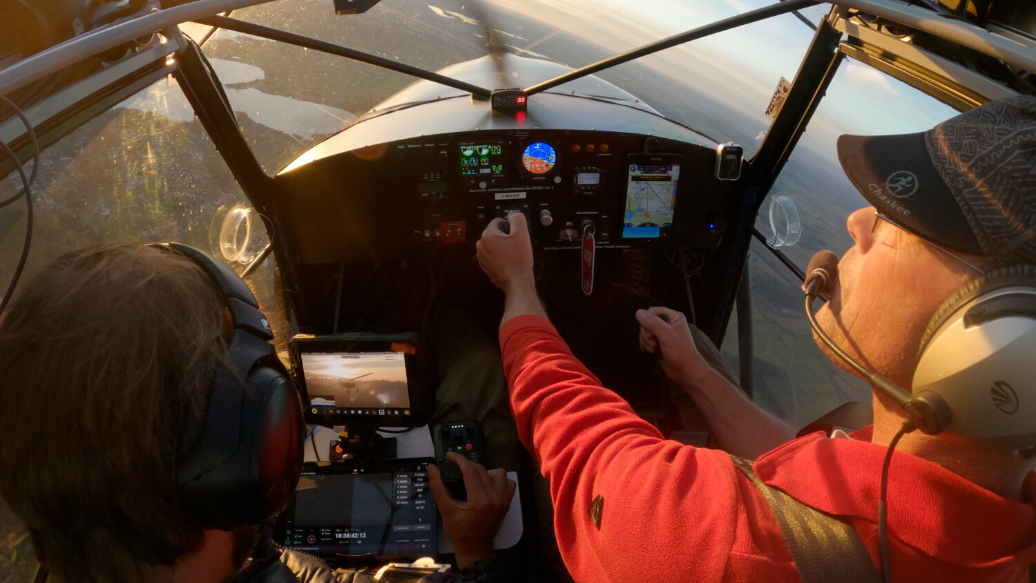 Making-of: Cockpit-Ansicht beim Cineplane Filmflug – Luftaufnahmen bei Sonnenuntergang für das Cineplane Showreel.